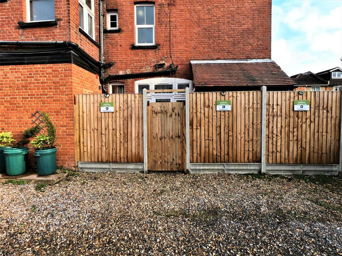 Ricky Road Guest House - Premium Watford  Exterior foto